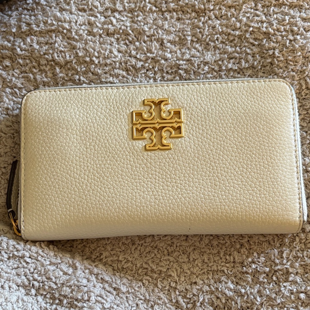 NWT -Tory Burch Cream Leather Britten Wallet
